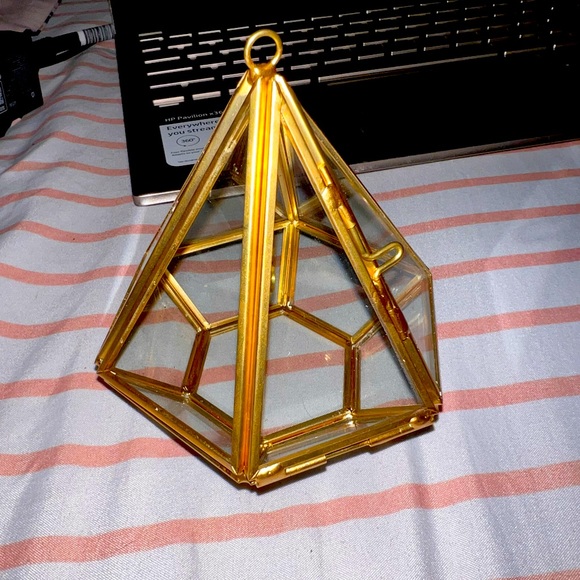 Jewelry - Gold Diamond Shape Ring Holder